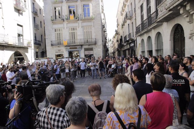 Minut de silenci a la plaça del Vi de Girona 