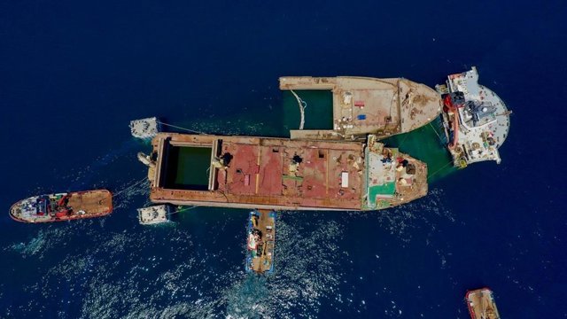 Las dos secciones del OS 35 sobre la superficie del mar.