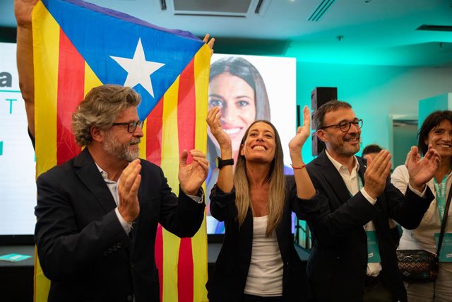 La candidata número 1 de Junts per Barcelona al Congrés, Míriam Nogueras (c), i el vicepresident i portaveu de Junts, Josep Rius (d), durant el seguiment de la jornada electoral