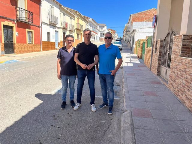 Visita del diputado de Infraestructuras Municipales de Jaén, José Luis Agea, a obras en la calle Pablo Iglesias de Villatorres.