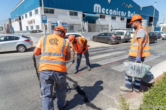 Operarios de Mantén Cartagena reparan asfalto en el polígono Cabezo Beaza esta semana