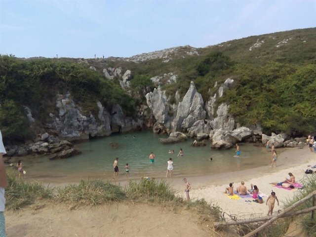 Playa de Gulpiyuri, en Llanes.