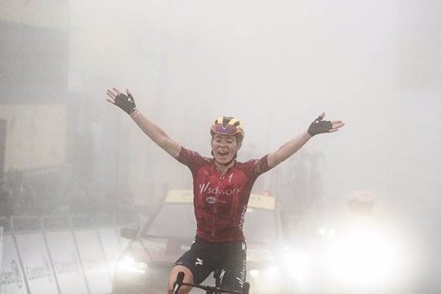 Demi Vollering irrumpe en la niebla del Tourmalet