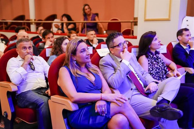 Acto de entrega de bandas a alumnos de la Escuela de Negocios ISAM en Almería.