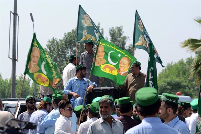Archivo - Simpatizantes del partido islamista paquistaní Jamiat Ulema e Islam-Fazl (JUI-F)