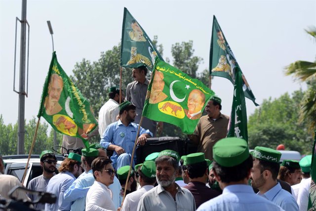 Archivo - Simpatitzants del partit islamista pakistanès Jamiat Ulema i Islam-Fazl (JUI-F)