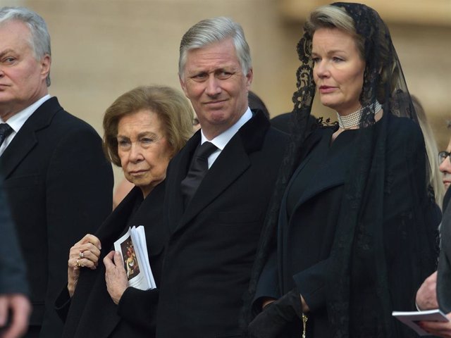 Archivo - La Reina Sofía, los reyes de Bélgica, Felipe y Matilde, en el funeral del pontífice emérito, Benedicto XVI, en la basílica de San Pedro. (Foto de archivo).