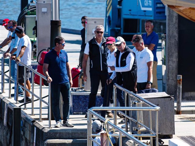 La infanta Elena y el rey emérito Juan Carlos I llegan al puerto deportivo, a 1 de agosto de 2023, en Sanxenxo, Pontevedra, Galicia (España).