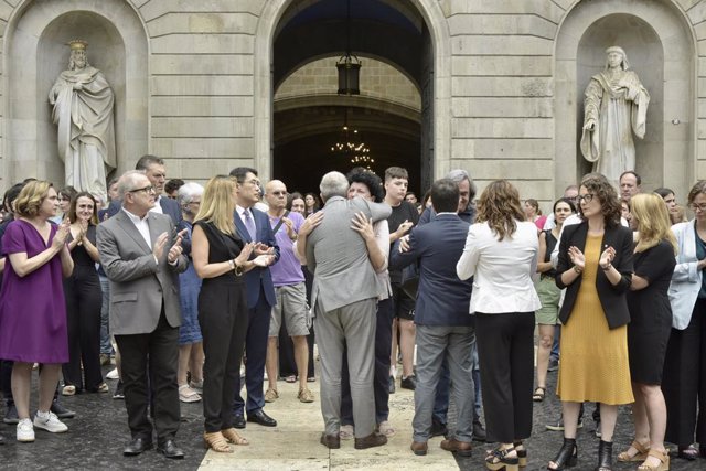 L'alcalde de Barcelona, Jaume Collboni (c), saluda a la seva arribada a un minut de silenci enfront de l'Ajuntament pel feminicidio de la matinada del 30 de juliol al barri de Nou Barris, a 31 de juliol de 2023, a Barcelona, Catalunya (Espanya). La passa