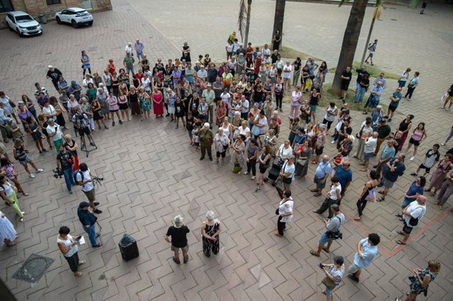 Minuto de silencio ante la sede del distrito de Nou Barris por el asesinato de una mujer de 29 años presuntamente a manos de su pareja. En Barcelona el 31 de julio de 2023.