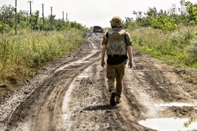 Soldado ucraniano avanza por caminos de Zaporiyia, en el sur del país