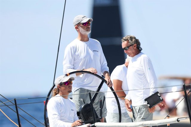 El Rey Felipe IV a bordo del Aifos.