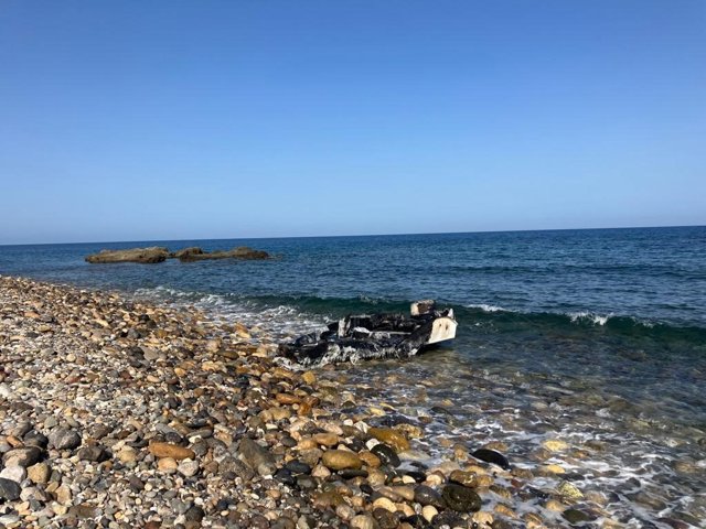 Patera incendiada en la costa de Carboneras (Almería).