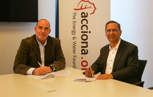 Archivo - El gerente de acciona.Org en Chile, Rodrigo Soto, y el alcalde de Putaendo, Mauricio Quiroz, en la firma del convenio de colaboración.