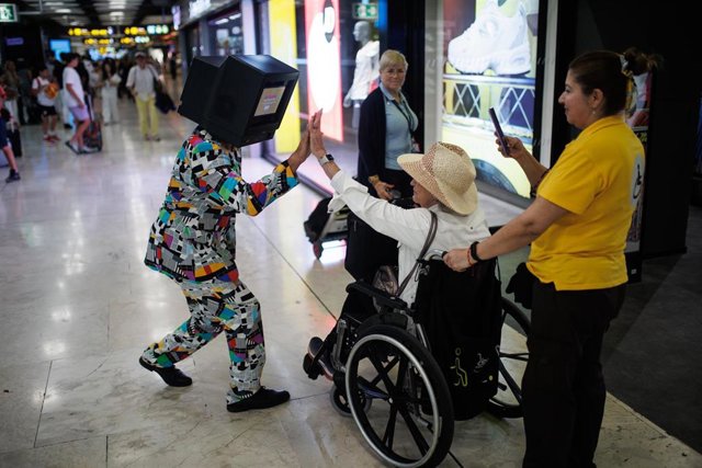 Archivo - Una persona en silla de ruedas en  el aeropuerto Adolfo Suárez. 