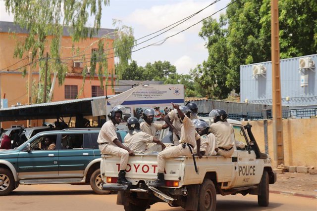 Policías en Níger tras la asonada militar en Niamey