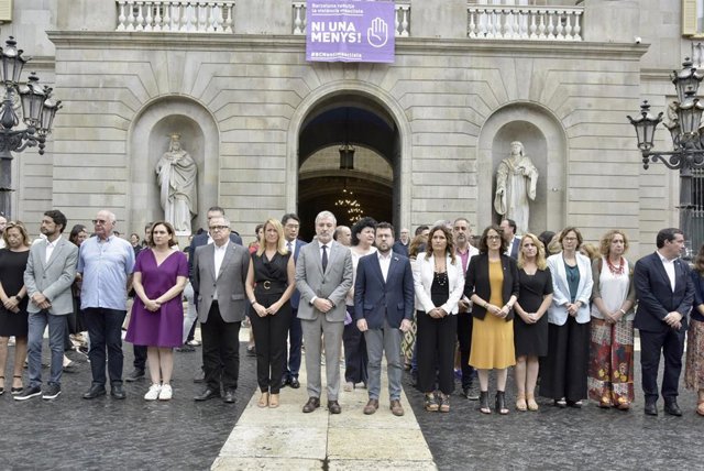 Foto de familia durante un minuto de silencio frente al Ayuntamiento por el feminicidio de la madrugada del 30 de julio en el barrio de Nou Barris, a 31 de julio de 2023, en Barcelona, Catalunya (España). La pasada madrugada del domingo, 30 de julio, una 