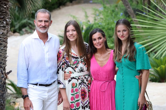 El rey Felipe IV, la reina Letizia, la Princesa Leonor y la Infanta Sofía durante su visita a los Jardines de Alfabia, a 31 de julio de 2023, en Bunyola (Islas Baleares, España)