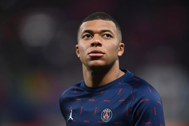 Archivo - El delantero Kylian Mbappé antes de un partido con el PSG