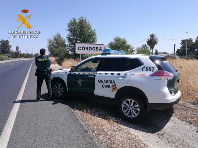 Una patrulla de la Guardia Civil en el término municipal de Córdoba capital.