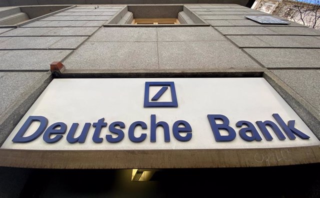 Archivo - Cartel de Deutsche Bank en una sucursal de Madrid, España