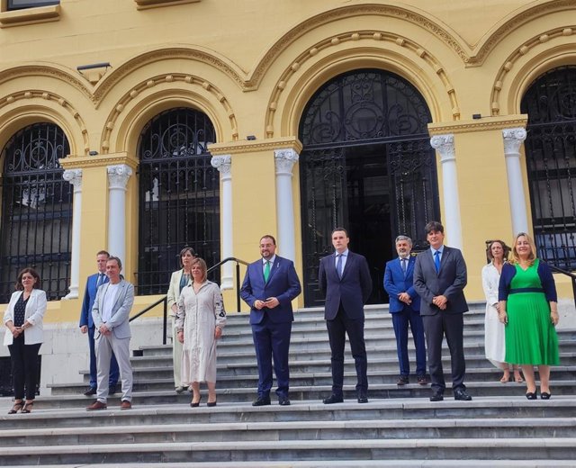 El nuevo Consejo de Gobierno del Principado de Asturias en la escalinata de la sede de la Presidencia