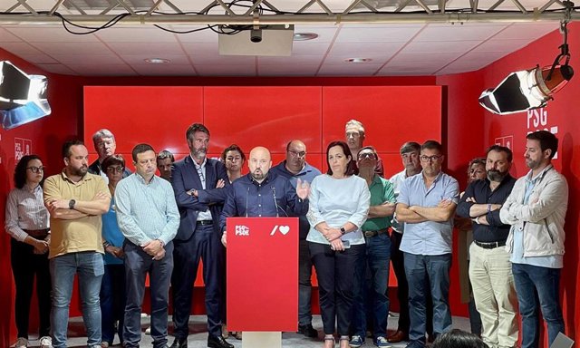 Rueda de prensa del secretario de Organización del PSdeG, José Manuel Lage, y el presidente de la Fegamp, Alberto Varela, acompañados de alcaldes