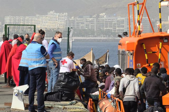 Archivo - Un barco de Salvamento Marítimo con casi un centenar de migrantes llega al Muelle de Arguineguín, a 12 de febrero de 2023, en Gran Canaria, Las Palmas, Canarias (España). 
