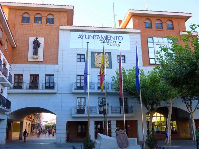Archivo - Fachada del Ayuntamiento de Torrejón de Ardoz.