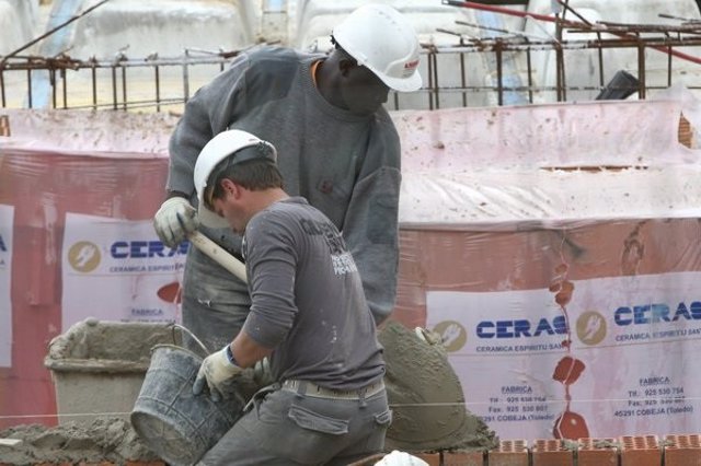 Archivo - Trabajadores en una obra. Imagen de archivo.