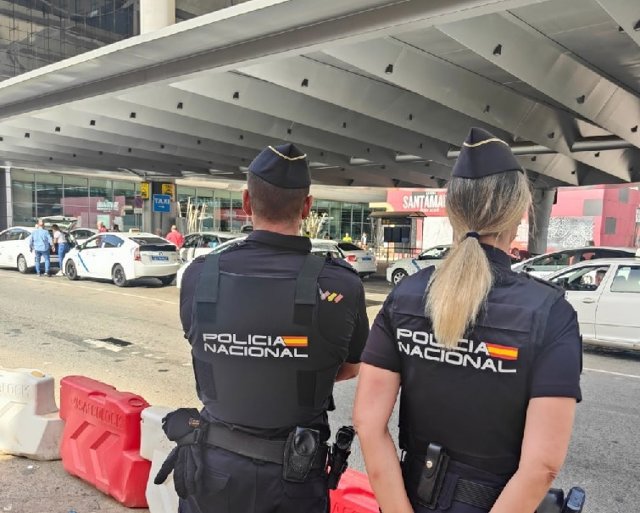 Nota De Prensa: La Policía Nacional Detiene A Un Hombre Por Grabar Con Su Teléfono A Una Mujer En Un Baño Público En El Aeropuerto De Málaga