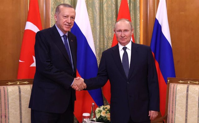 Archivo - El presidente de Turquía, Recep Tayyip Erdogan, junto a su homólogo ruso, Vladimir Putin, en 2022 en Sochi