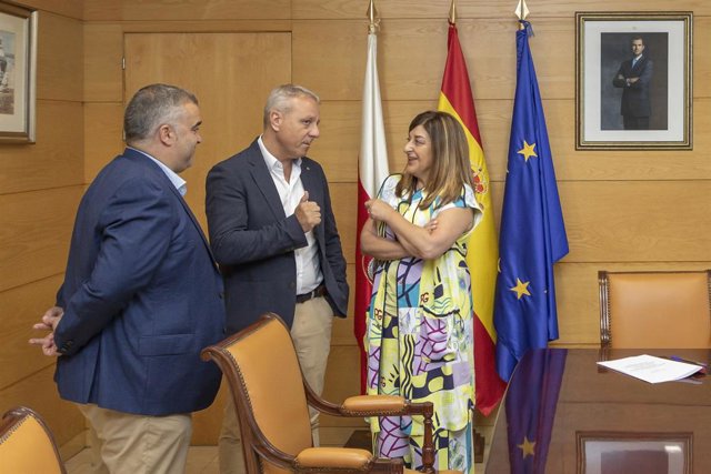 La presidenta, María José Sáenz de Buruaga, con los presidentes de las federaciones española y cántabra de balonmano, Ricardo Blázquez y José Manuel Barquín
