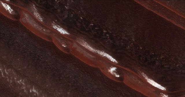Imagen parcial de los Depósitos en Capas del Polo Norte (NPLD) de Marte