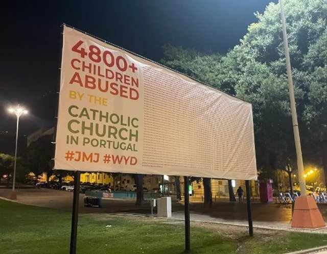 Cartel de denuncia en la JMJ en diferentes sitos de Portugal por las más de 4800 víctimas de abuso sexual en la Iglesia Católica de Portugal