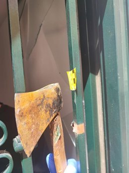 Hacha incautada tras la detención de un hombre por intento de homicidio en la Alpujarra