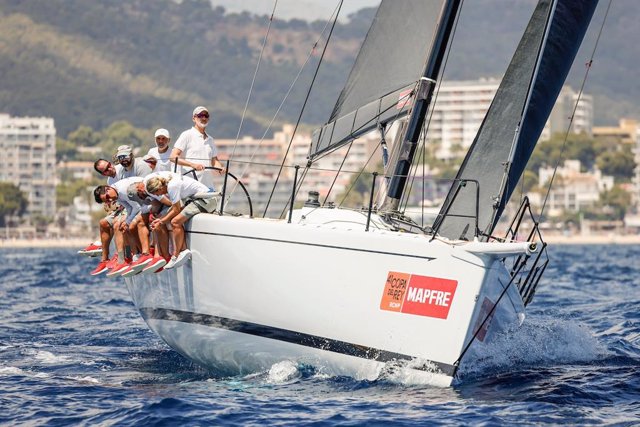 El Rey Felipe VI compitiendo a bordo del 'Aifos' en la tercera jornada de la Copa del Rey MAPFRE de vela