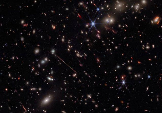 La imagen infrarroja de Webb del cúmulo de galaxias El Gordo revela cientos de galaxias, algunas nunca antes vistas con este nivel de detalle. El Gordo actúa como una lente gravitacional, distorsionando y magnificando la luz de galaxias de fondo distantes
