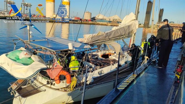 Velero interceptado en aguas internacionales colindantes a la costa de Santander con dos toneladas de cocaína, el mayor alijo incautado en Cantabria