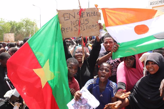 Manifestación en Niamey, capital de Níger, en apoyo al golpe de Estado contra el presidente, Mohamed Bazoum.