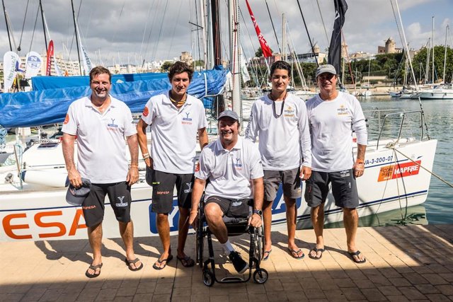 El patrón del 'Ybarra-Befesa', Arturo Montes, junto al resto de la tripulación en la Copa del Rey MAPFRE