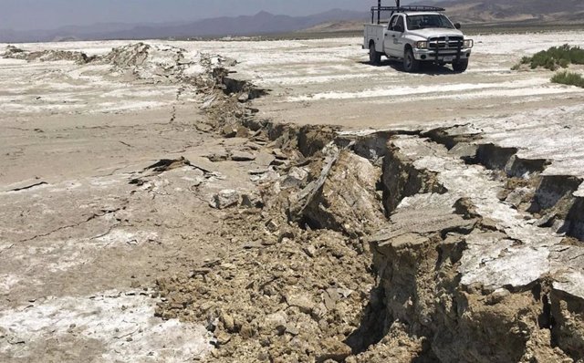 Grieta en el suelo producida por un terremoto