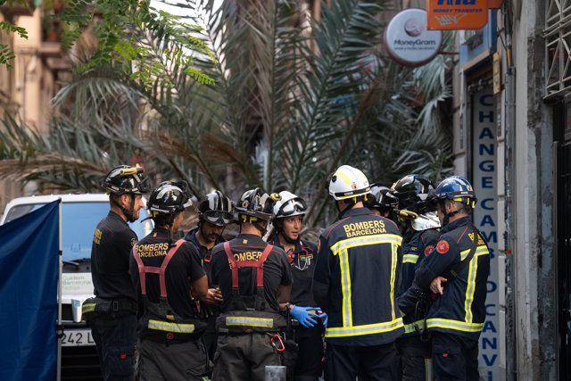 Bomberos acuden al Raval de Barcelona donde ha caído una palmera a una mujer, a 3 de agosto de 2023, en Barcelona