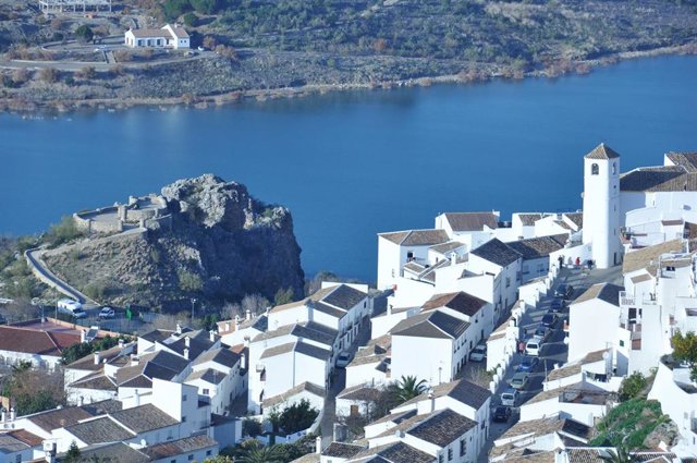 Vista de Zahara y su castillo, en la sierra de Cádiz