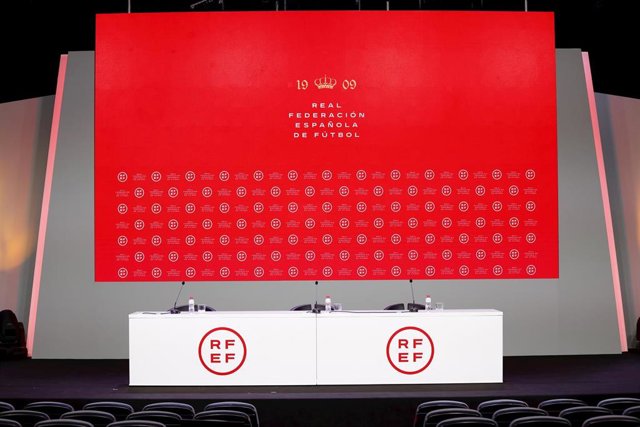 Archivo - Sala de prensa en el interior de la sede de la RFEF.
