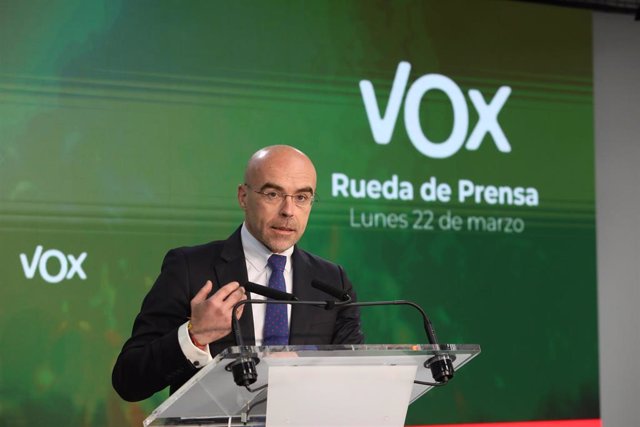 Archivo - El vicepresidente primero del Comité de Acción Política y eurodiputado de Vox, Jorge Buxadé, ofrece una rueda de prensa tras la celebración del comité, en Madrid (España), a 22 de marzo de 2021.