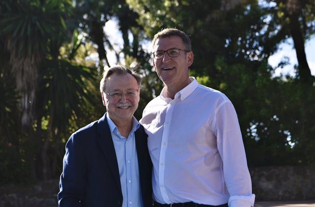 Archivo - El presidente del PP, Alberto Núñez Feijóo (d), y el presidente ceutí y candidato a la reelección, Juan Jesús Vivas (i), durante un acto de precampaña en el Parque Marítimo del Mediterráneo, a 4 de mayo de 2023, en Ceuta (España).