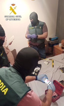 La Guardia Civil detiene a dos personas y desarticula un punto de venta de drogas en Villamalea.