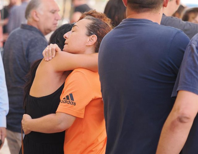 Varias personas lamentan frente al inmueble en el que sucedió el incendio por una explosión de gas, en la calle Goya de Valladolid.