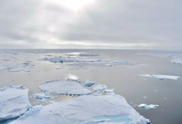 Fotografía tomada en la zona marginal de hielo del Océano Ártico desde el rompehielos sueco Oden, verano de 2021.